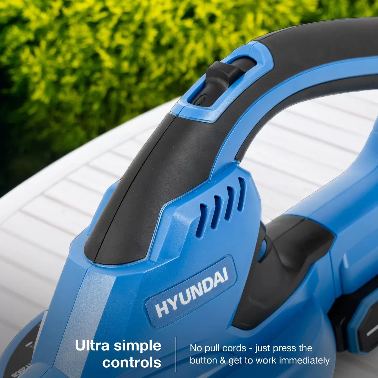 Hyundai 10'' 25cm Cordless Chainsaw 20V Li-Ion 4Ah Battery and Charger
