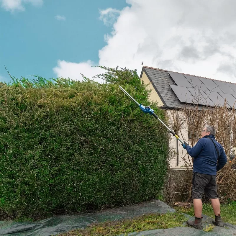 Hyundai 20V 450mm Cordless Pole Hedge Trimmer, 2.6m Long Reach, 2.0Ah li-ion Battery & Charger