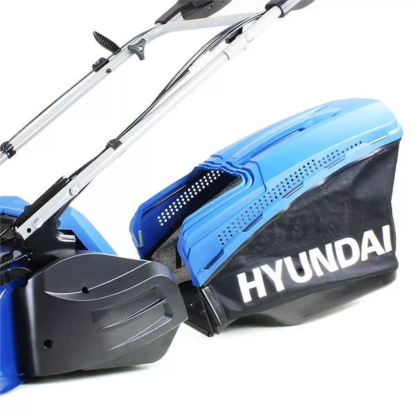 Hyundai HYM530SPR Self-Propelled Petrol Lawn Mower with Rear Roller