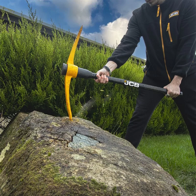 JCB 7lb Chisel and Point Pick Axe - Professional Construction Tool